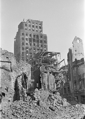 Ruiny zabudowy przy ulicy Świętokrzyskiej i gmach Towarzystwa Ubezpieczeń "Prudential"