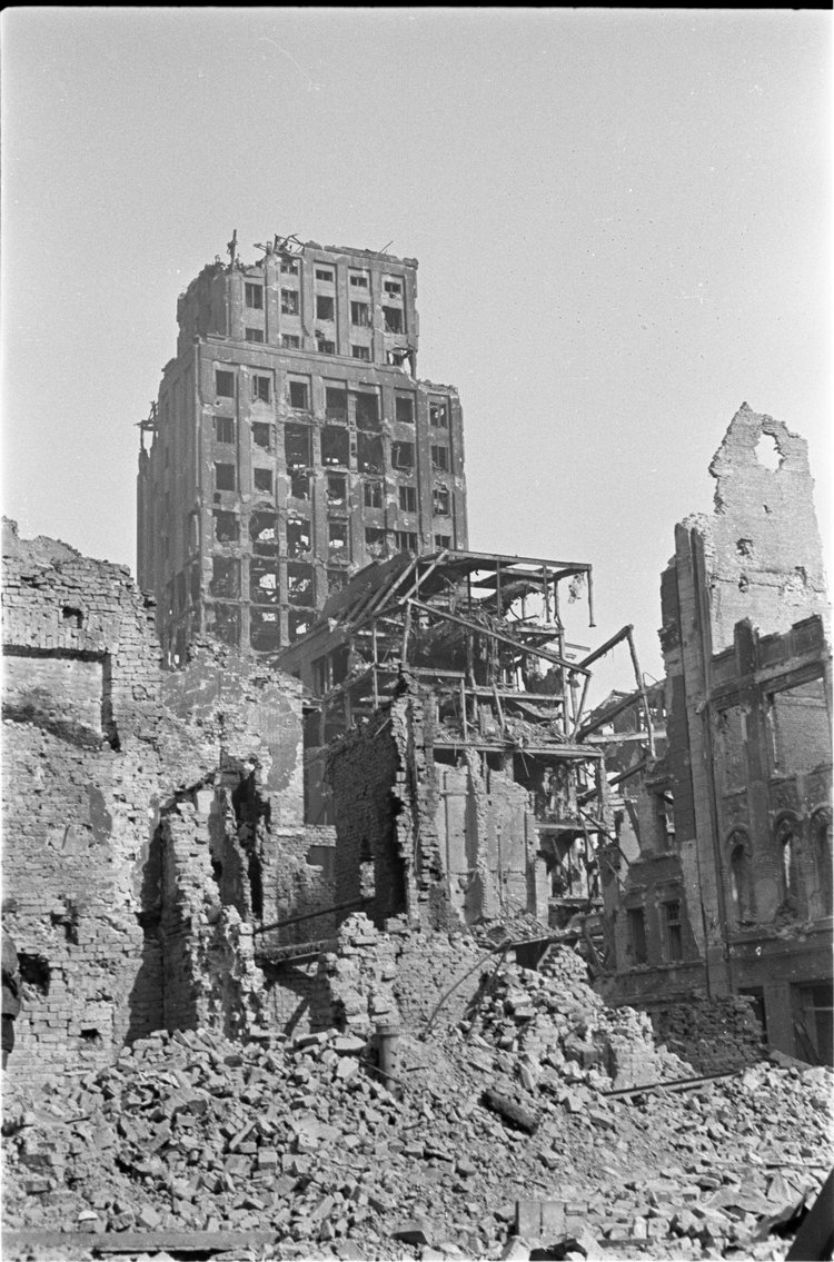 Ruiny zabudowy przy ulicy Świętokrzyskiej i gmach Towarzystwa Ubezpieczeń "Prudential"