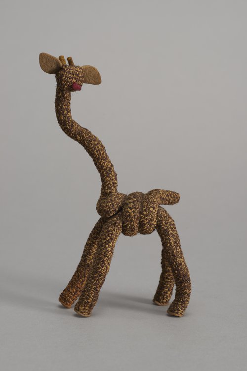 Maskotka żyrafa, wykonana w Pawiaku