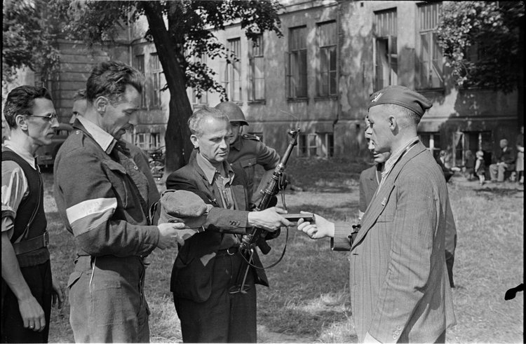 Powstańcy Zgrupowania AK "Krybar" w ogrodzie Konserwatorium Muzycznym przy ulicy Okólnik