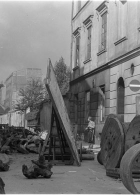 Zaczątek barykady przy wylocie ulicy Wareckiej na Nowy Świat