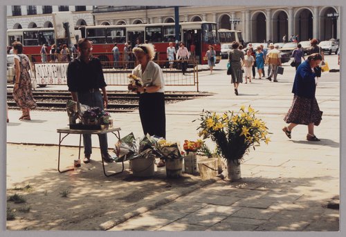 Plac Bankowy - uliczna sprzedaż kwiatów