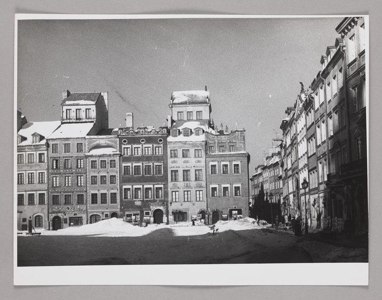 Rynek Starego Miasta zimą, widok na kamienice strony Dekerta