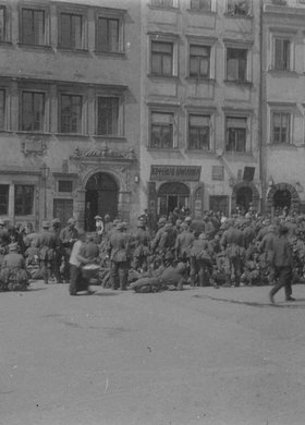 Żołnierze niemieccy na Rynku Starego Miasta po zajęciu Warszawy