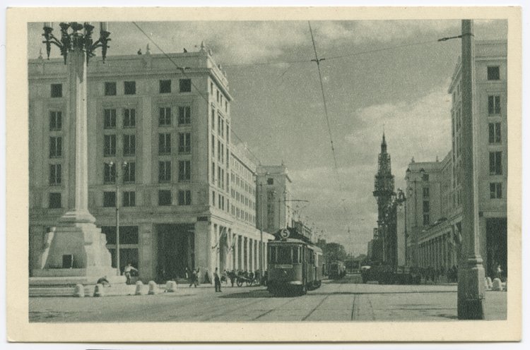 Tramwaj na ulicy Marszałkowskiej i bloki MDM