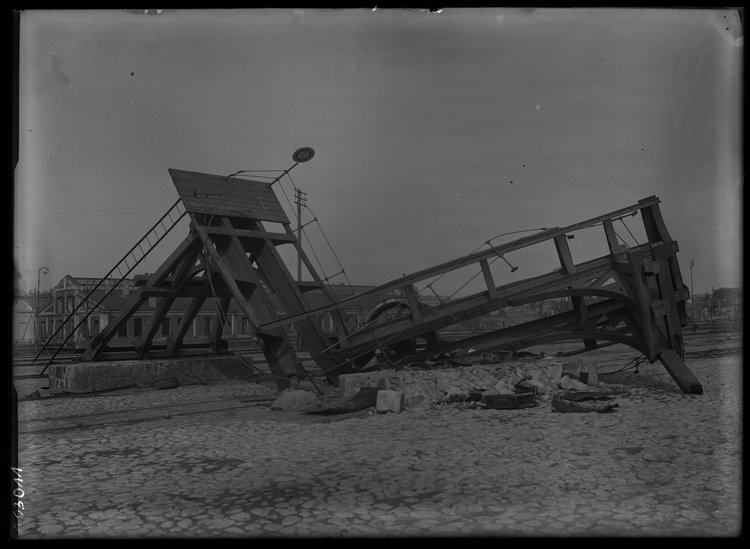 Infrastruktura kolejowa na Pradze zniszczona przez wycofujących się Rosjan w 1915