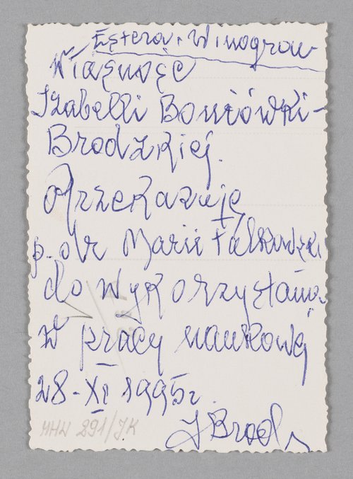 Fotografia przedstawiająca Esterę Winogron z lwem