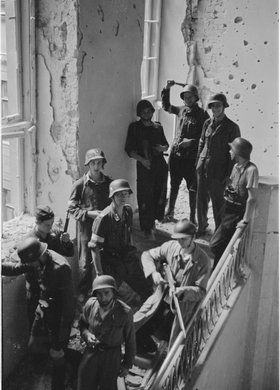 Powstańcy na schodach w pałacu Staszica