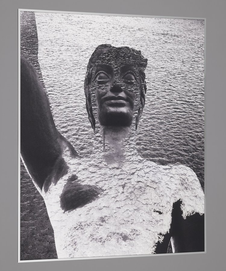 Smutna rzeka, księżyc po niej pływa