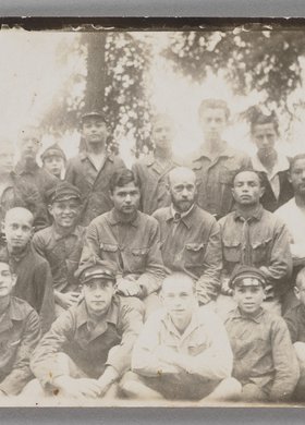 Fotografia przedstawiająca Janusza Korczaka (Henryka Goldszmita) z dziećmi i wychowawcami na kolonii letniej w filii Domu Sierot Różyczka (Gocławek)