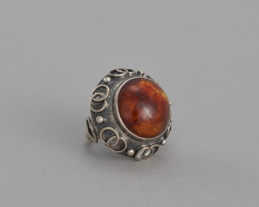 Pierścionek z dużym bursztynem-kaboszonem