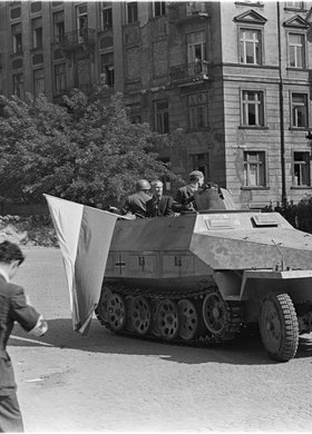 Powstańcy w zdobytym transporterze na ulicy Mikołaj Kopernika