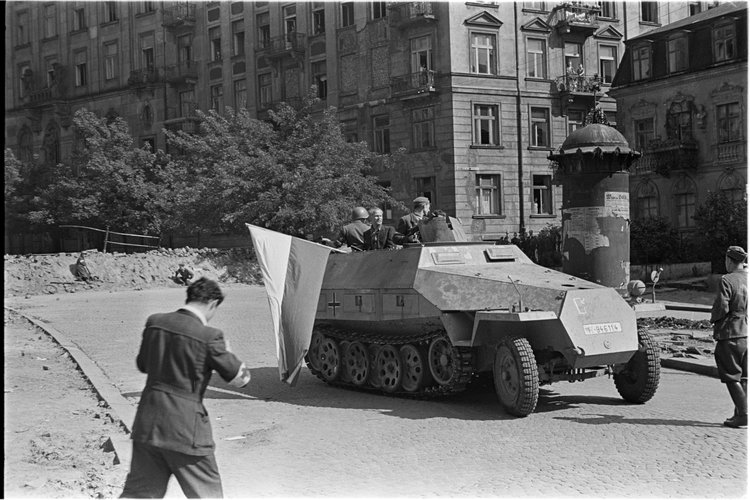 Powstańcy w zdobytym transporterze na ulicy Mikołaj Kopernika