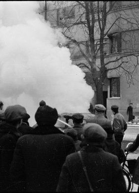 Gaszenie płonącego samochodu marki Fiat 1100 w alei Jana Chrystiana Szucha