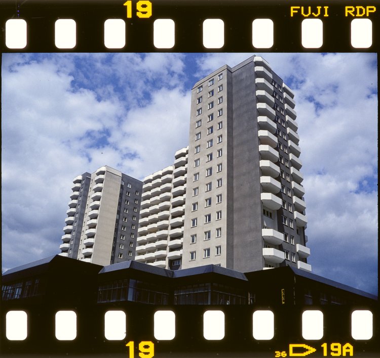 Blok mieszkalny na rogu ulic Skierniewickiej i Wolskiej