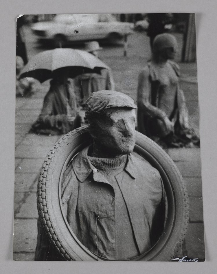 Fragment instalacji "Przejście" Jerzego Kaliny u zbiegu ulic Mazowieckiej i Świętokrzyskiej