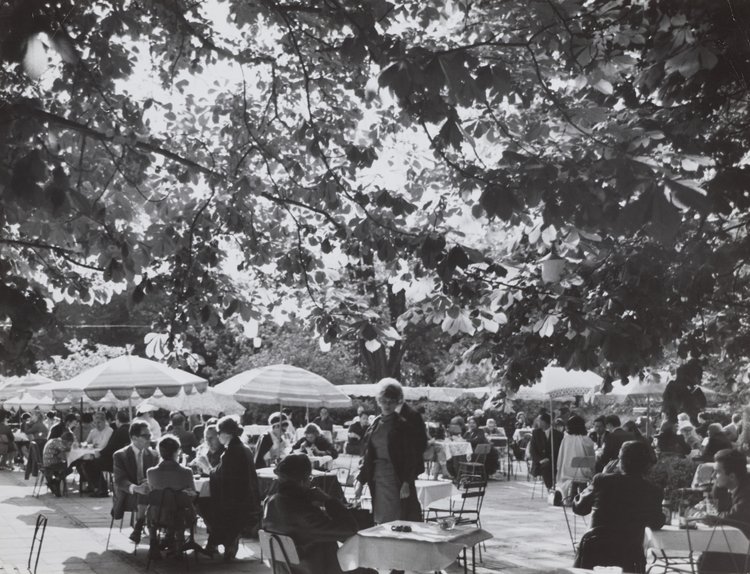 Café in Royal Baths Park