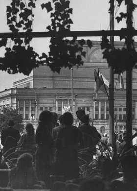Widok z hotelu Victoria na plac Zwycięstwa (ob. Józefa Piłsudskiego) podczas uroczystości pogrzebowych prymasa Stefana Wyszyńskiego