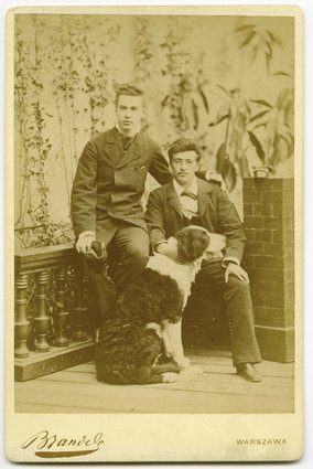 Portret dwóch młodzieńców z psem