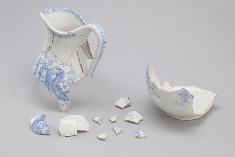 Dzban fajansowy, tzw. kąpielowy