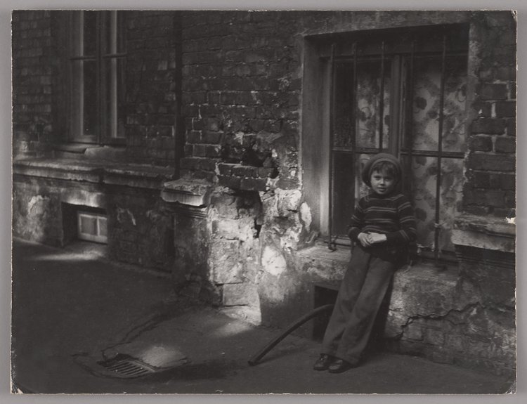 Dziecko na podwórzu kamienicy przy ulicy Wileńskiej 11