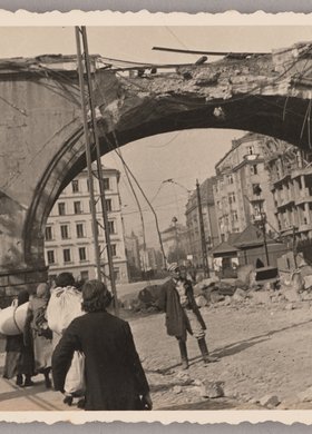 Uszkodzony wiadukt kolejowy nad ulicą Solec