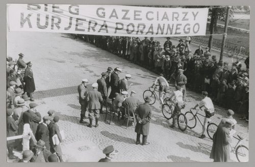 Wyścig rowerowy gazeciarzy sprzed siedziby 'Kuriera Porannego' na placu Dąbrowskiego