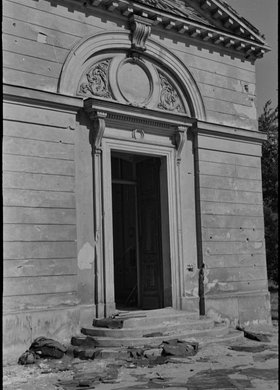 Wejście do cerkwi św. Aleksandra Newskiego w Łazienkach Królewskich