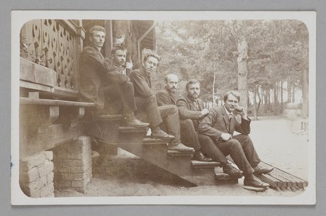 Fotografia przedstawiająca Janusza Korczaka (Henryka Goldszmita) w grupie wychowawców na kolonii letniej