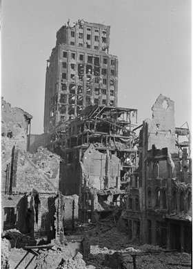 Ruiny zabudowy przy ulicy Świętokrzyskiej i gmach Towarzystwa Ubezpieczeń "Prudential"