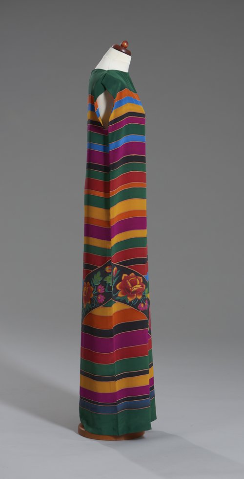Suknia z malowanego jedwabiu z motywem ludowym