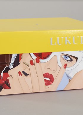 Pudełko firmowe Lukullus z kolażem Olki Osadzińskiej On the Catwalk...