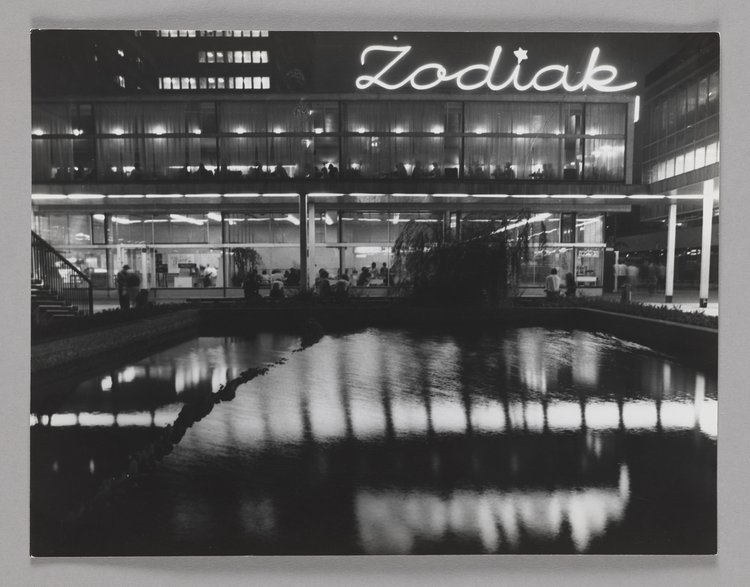 Bar Zodiak nocą
