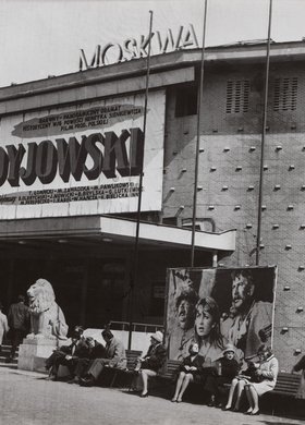 Placard announcing the film "Colonel Wołodyjowski" above the entrance to the Moskwa cinema; Puławska St.