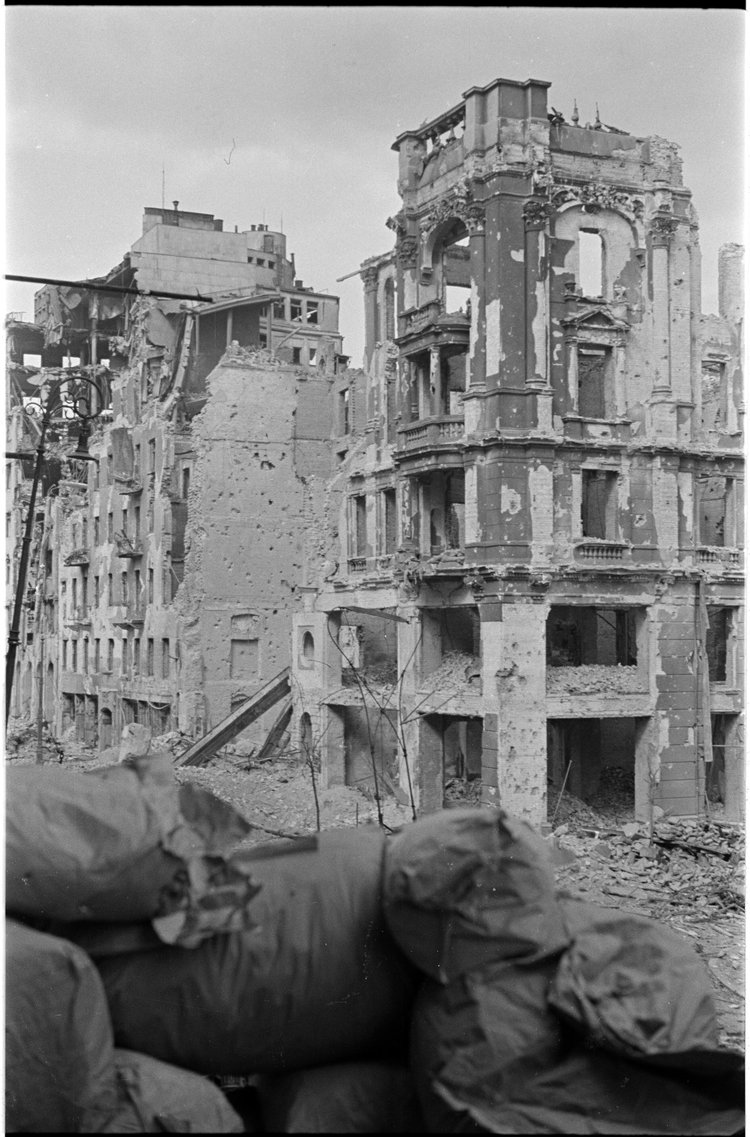 Ruiny zabudowy przy ulicy Marszałkowskiej