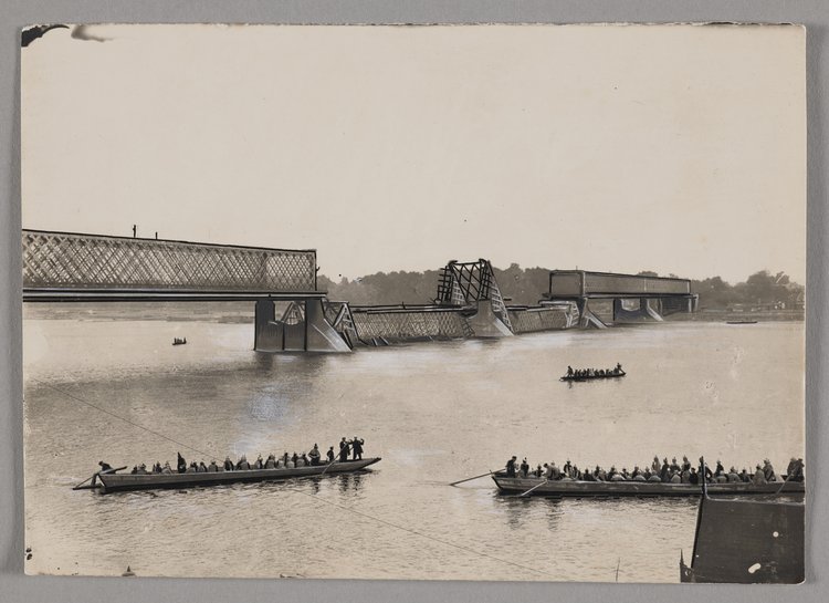 Zniszczony most Aleksandryjski (Kierbedzia) i przeprawa łodziami