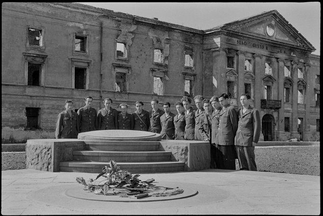 Pomnik Bohaterów Getta, pierwszy monument