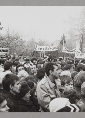 Pogrzeb bł. ks. Jerzego Popiełuszki - tłum ludzi uczestniczących w nabożeństwie i trzymających transparenty