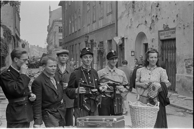 Grupa powstańców na ulicy Wareckiej