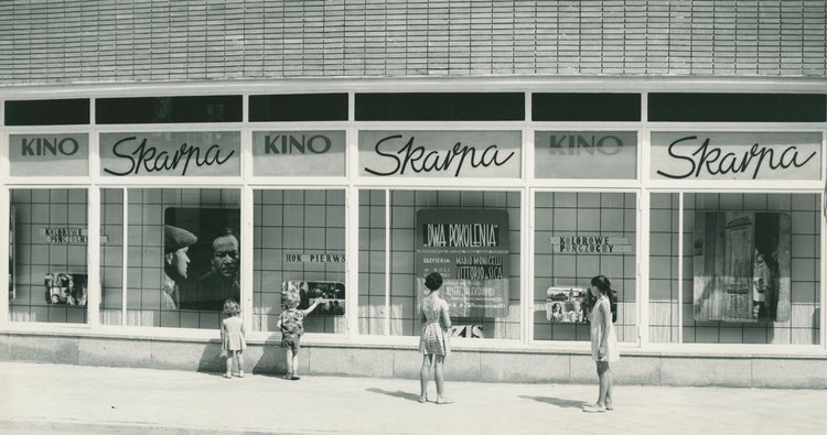 Kino Skarpa, witryna z repertuarem od ulicy Gałczyńskiego