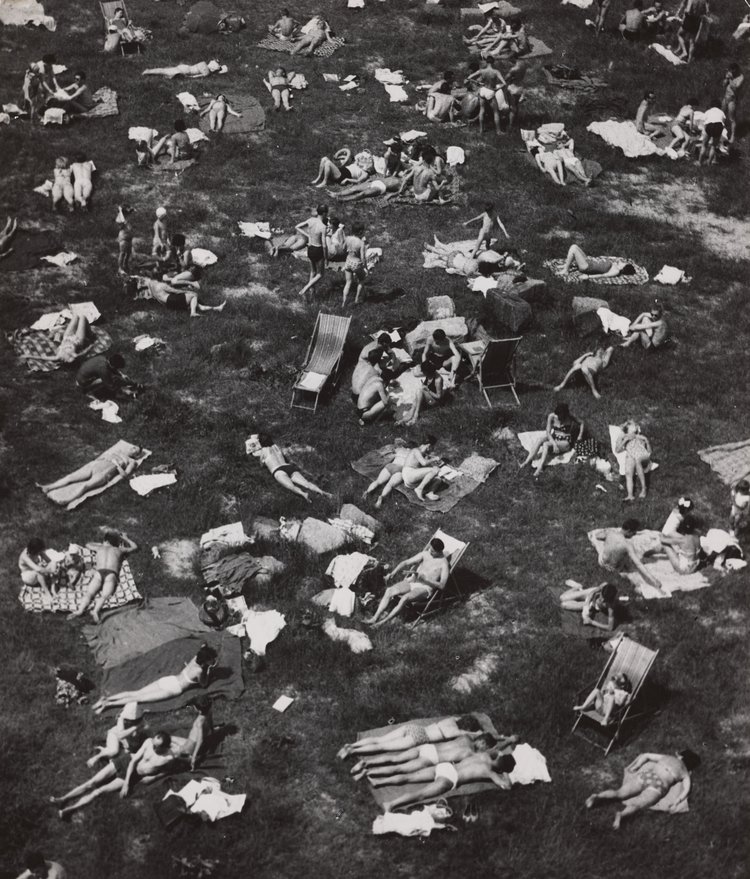 Beachgoers on a hot day by the Vistula (?)