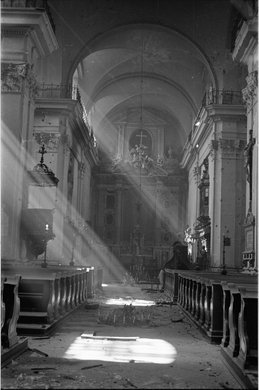 Zniszczone wnętrze kościoła św. Krzyża