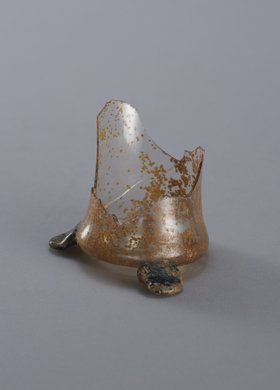 Kubek na trzech nóżkach