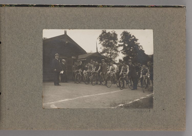 Album z fotografiami cyklistów na Dynasach