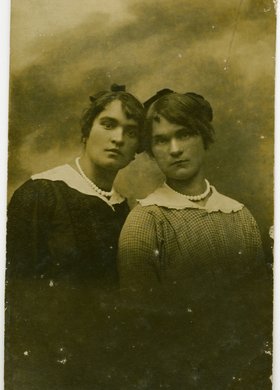 Portret dwóch młodych kobiet