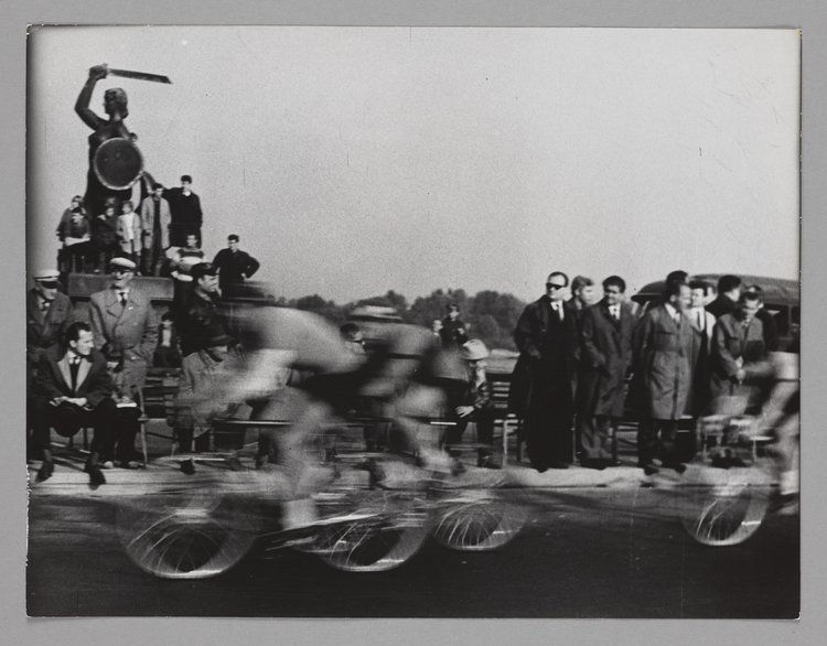 Cyclists in Wybrzeże Kościuszkowskie during the Peace Race