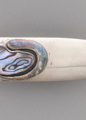 Broszka z macicą perłową