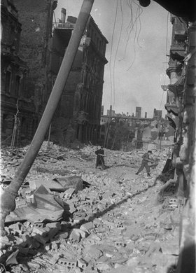 Powstańcy wśród ruin zabudowy ulicy Wojciecha Górskiego