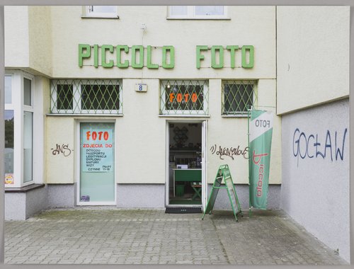 Zakład fotograficzny Piccolo Foto przy ulicy gen. Romana Abrahama 8, z cyklu "Fotograf Warszawski"