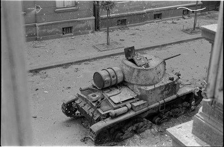 Zniszczony czołg na ulicy Piusa XI (Pięknej)